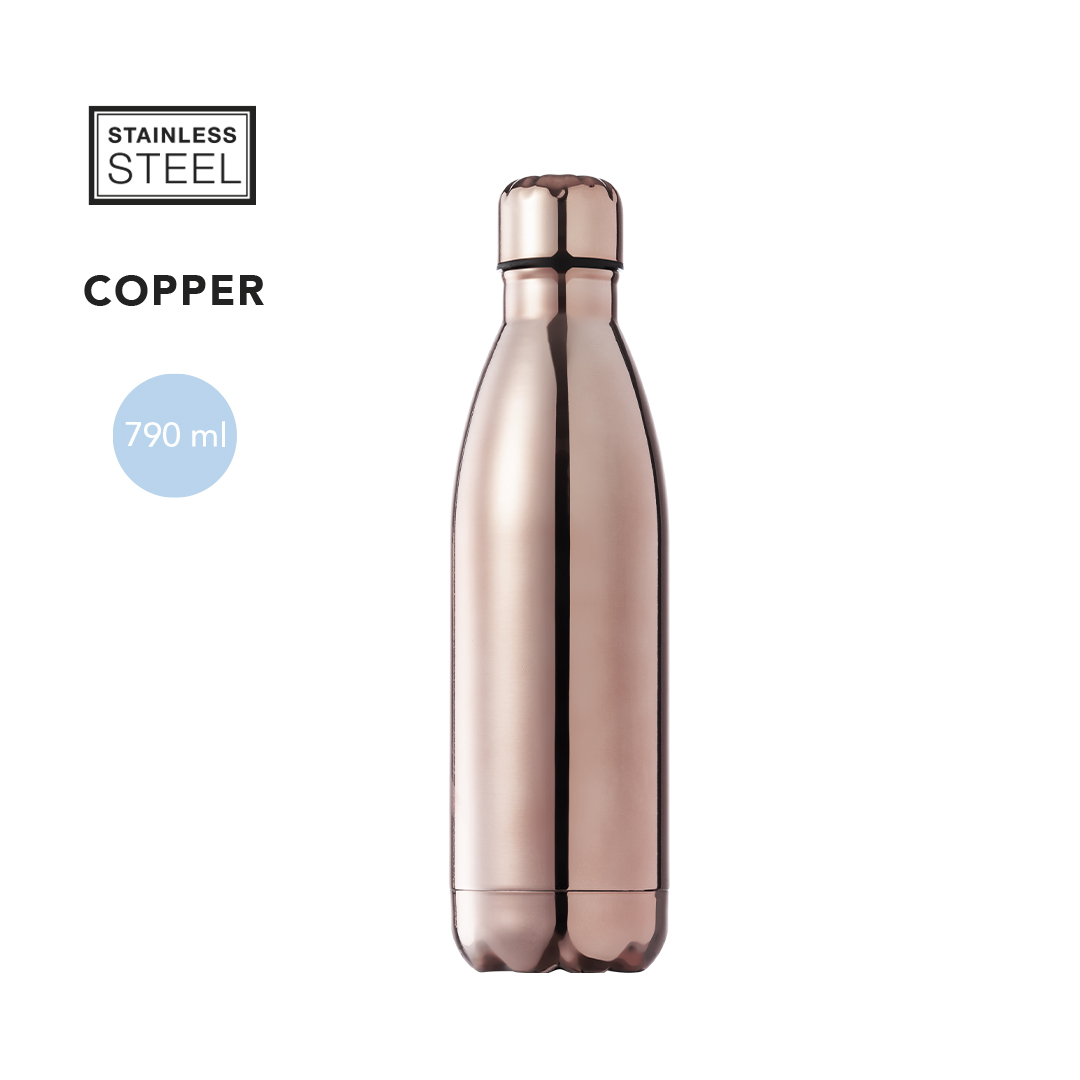Botella de acero inoxidable color cobre de 790 ml con tapón hermético sobre fondo blanco