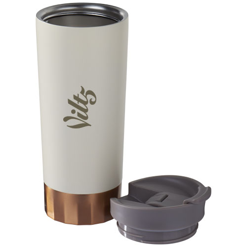 taza de viaje térmica beige con base metálica cobriza y tapa gris desmontada