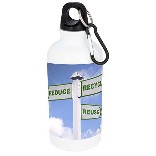 Botella reutilizable blanca con un poste de señalización que indica Reduce, Recycle y Reuse sobre un cielo azul.
