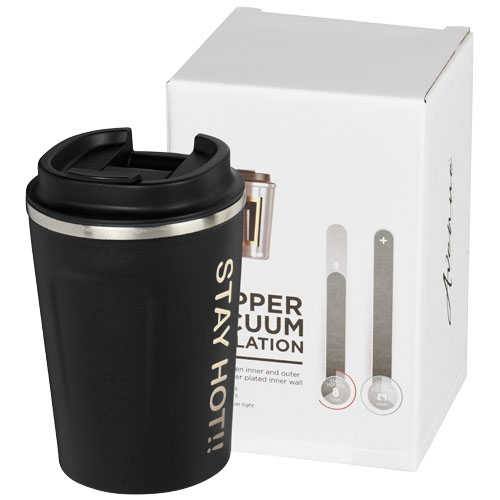 Taza de viaje térmica negra con tapa y la inscripción Stay Hot!! junto a su caja de embalaje blanca.