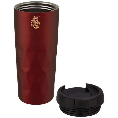 Termo de acero inoxidable rojo facetado con la inscripción start your day with coffee y tapa desenroscada junto a él.