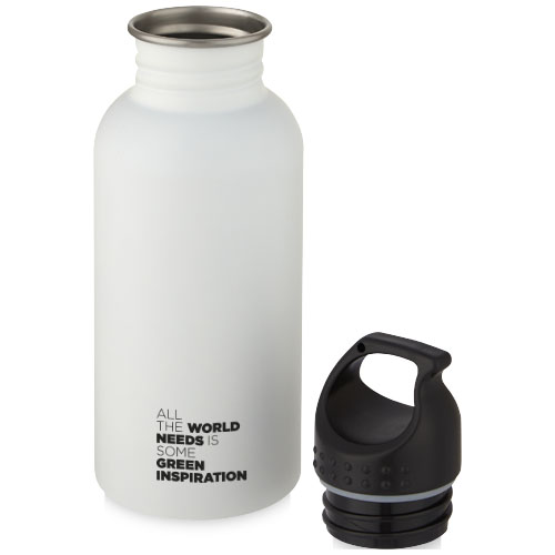 Botella reutilizable de acero inoxidable blanca con tapa negra desenroscada y mensaje en inglés All the world needs is some green inspiration