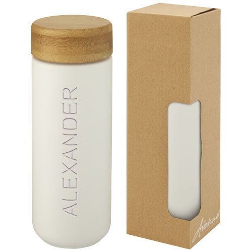 Botella de vidrio con tapa de bambú personalizada con el nombre Alexander junto a su caja de cartón.