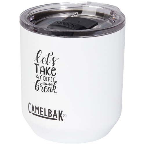 taza de viaje CamelBak blanca con tapa transparente y la inscripción let’s take a coffee break