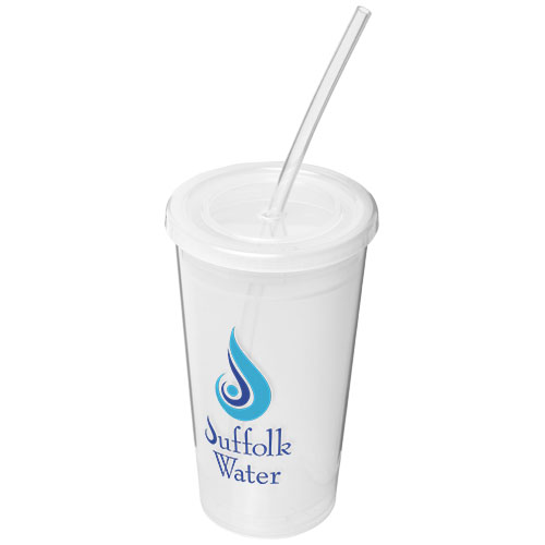 Vaso de plástico blanco con tapa y pajita que muestra el logotipo de Suffolk Water