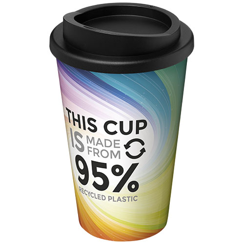 Taza de viaje con tapa negra y fondo multicolor con el texto This cup is made from 95% recycled plastic