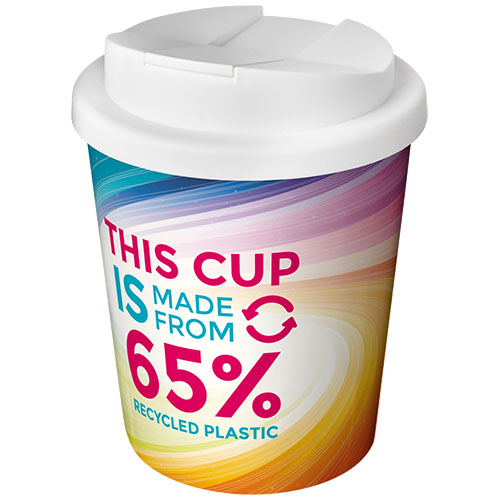 Vaso de cartón con tapa de plástico blanco y mensaje hecho con 65 % de plástico reciclado sobre fondo multicolor.