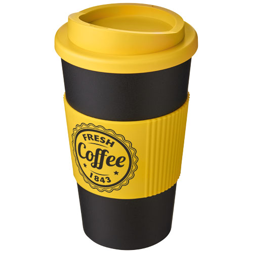 Vaso de café reutilizable negro con tapa y manguito amarillos con el texto Fresh Coffee 1843