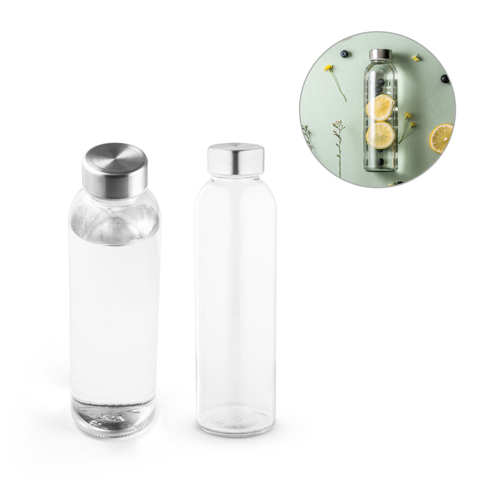 Dos botellas de vidrio con tapa metálica, una llena y otra vacía, junto a un detalle circular de infusión de agua con rodajas de limón y arándanos.
