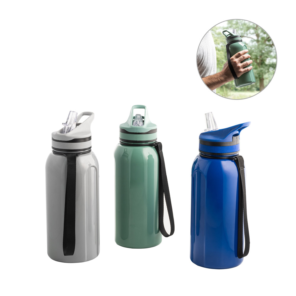 Botellas de agua reutilizables (gris, verde y azul) con boquilla de sorbete y correa de mano, mostrando la verde en uso al aire libre