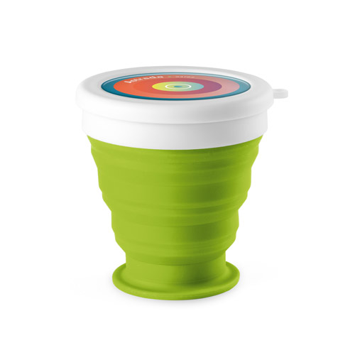Vaso plegable de silicona verde con tapa blanca y diseño colorido en la parte superior.