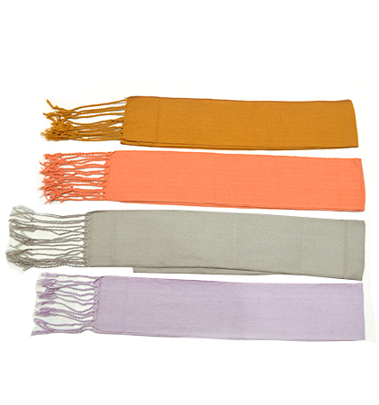 Cuatro bufandas rectangulares con flecos en tonos mostaza, salmón, beige y lila sobre fondo blanco.