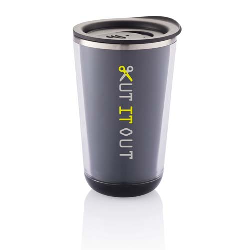 Vaso de viaje gris con tapa negra y logo Cut It Out acompañado de un icono de tijeras