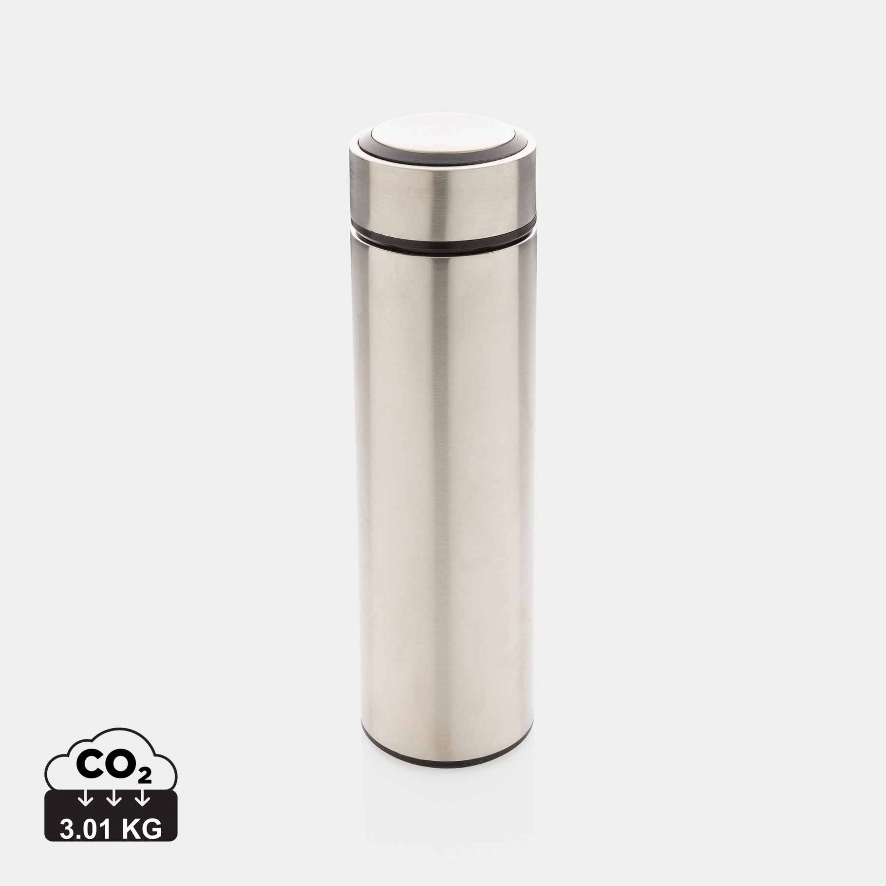 Botella térmica de acero inoxidable con tapa a presión sobre fondo blanco y etiqueta de CO₂ 3,01 kg.