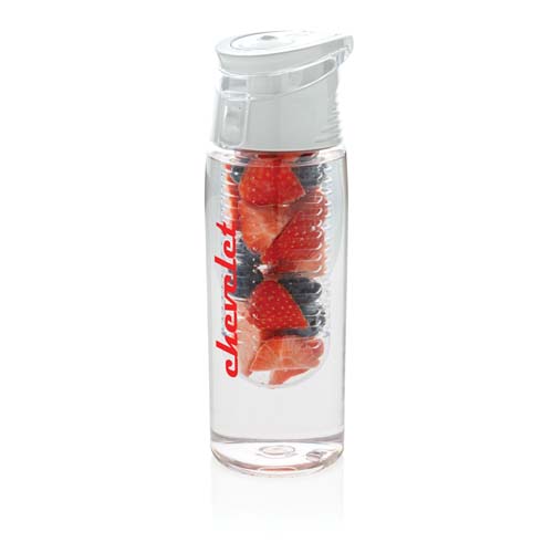 Botella de agua con infusor transparente llena de fresas y arándanos.