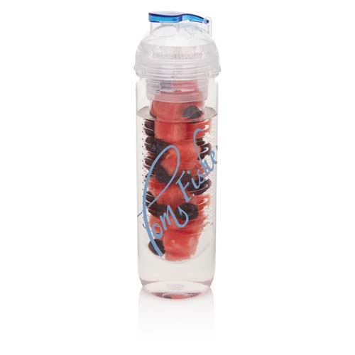 Botella infusora transparente con tapa azul llena de agua y frutas (fresas y arándanos)